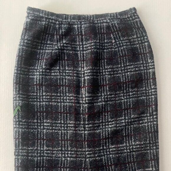 🌺 Plaid Embroidered Floral Pencil Skirt – Vintage Statement Midi - Picture 2 of 3